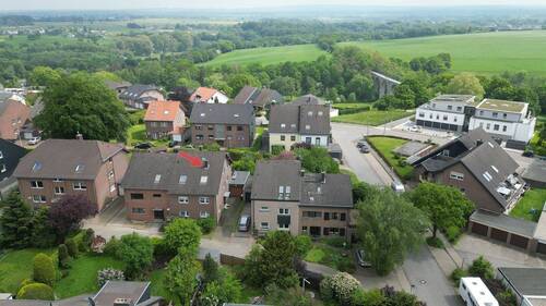 Hausansicht und Ausblick - Von Privat: Doppelhaushälfte mit vielseitigem Wohnkonzept in begehrter Lage - Seltene Gelegenheit