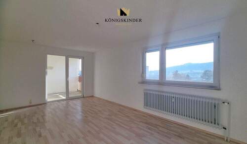 Wohnzimmer mit Zugang zur Loggia - Etagenwohnung mit 82,80 m&sup2; in Stockach zum Kaufen
