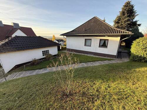 Ansicht vorn mit Garage - 