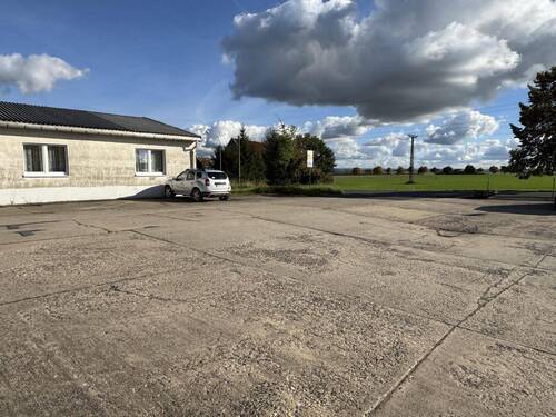 Freifläche/ Parkplätze - 1 Zimmer Büro in Großschirma