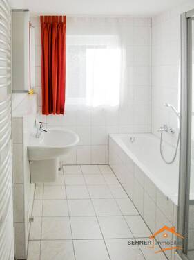 Bad mit Dusche und Badewanne - 