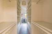Begehbarer Kleiderschrank mit viel Platz im Vorderhaus - 