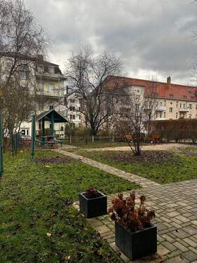 Blick in den Garten - 4 Zimmer Etagenwohnung zur Miete in Dresden