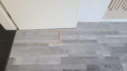 Kinderzimmer Mädchen beschädigter Laminat - 