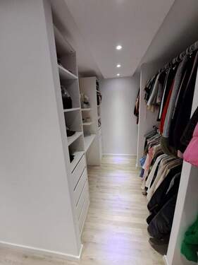 Begehbarer Kleiderschrank UG mit Schränken - 