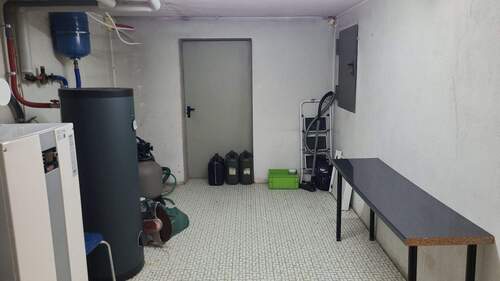 Technikraum mit Öltank - 