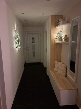 Eingangsbereich Diele dekoriert - Einfamilienhaus mit 99,60 m&sup2; in Königsbach-Stein zum Kaufen