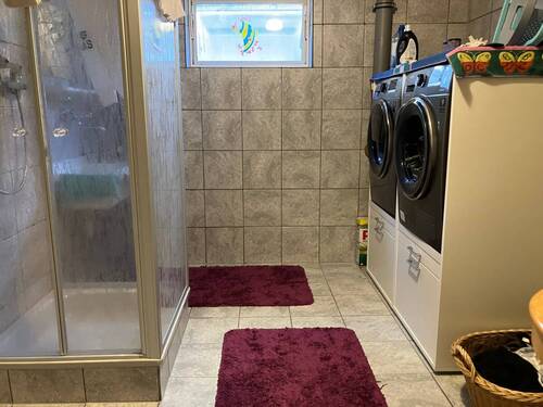 Waschraum mit Dusche im Keller - 