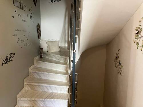 über die Marmortreppe ins Obergeschoss - 