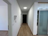 Flur + Wohnungseingang - 