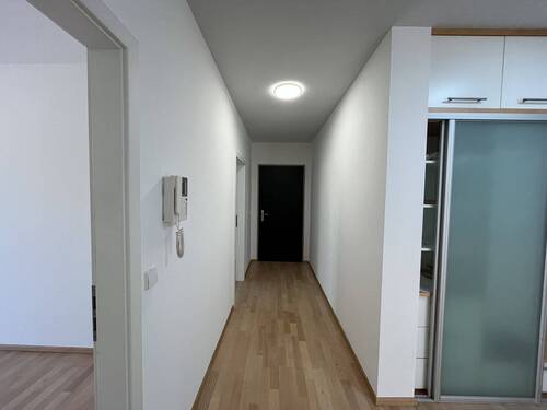 Flur + Wohnungseingang - 