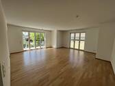 Wohnzimmer - Großzügiges Wohnen in Bestlage: Gepflegte 4-Zimmer-Wohnung mit zwei Bädern und Südbalkon