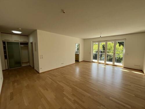 Wohnzimmer + Flur - 4 Zimmer Etagenwohnung zur Miete in Karlsruhe