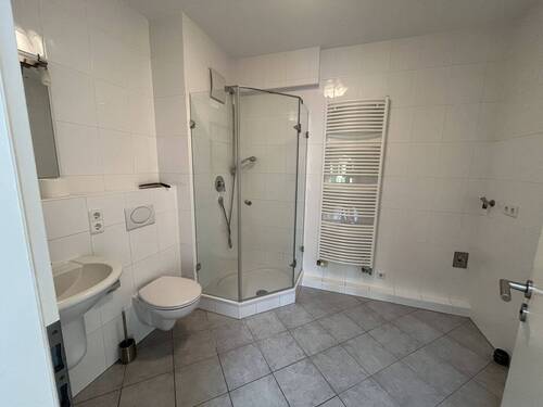 Badezimmer 1 - Etagenwohnung mit 119,00 m&sup2; in Karlsruhe zur Miete
