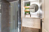 Elegantes Gästebad mit Dusche - 