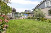 Blick auf Gartenhäuschen - 