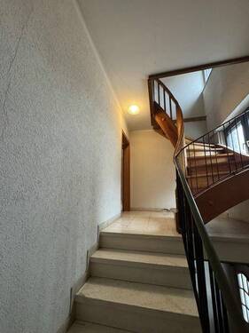 3 Treppenhaus mit OG Wohnung und Balkonen (1) - 