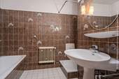 Badezimmer (6,57m²) mit Wanne und Dusche ... - 