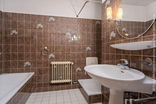 Badezimmer (6,57m²) mit Wanne und Dusche ... - 