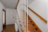 Flur (7,90m²) mit Treppe ins Obergeschoss - 