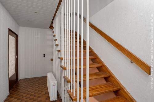 Flur (7,90m²) mit Treppe ins Obergeschoss - 