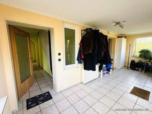 Dielenflur mit Zugang zu beiden Wohnungen - 