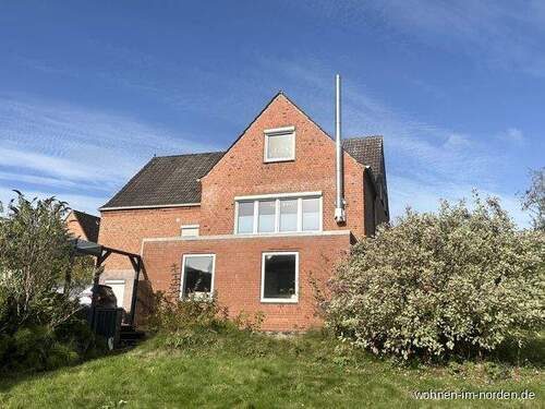 Blick vom Garten mit Garage - 1 Zimmer Mehrfamilienhaus, Wohnhaus in Molfsee