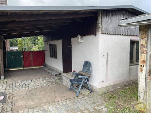 Garage mit überdachter Einfahrt - 