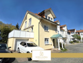 Hausansicht vorne - Traumhaftes Einfamilienhaus in Bestlage von Bad Vilbel mit 2 Sonnenterrassen, Garten, Garage+Keller