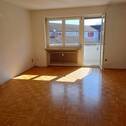 Wohnzimmer - 3-Zimmer-Wohnung mit Balkon & Garage in Weiden 