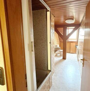 Hauptgebäude Wohnung DG Bad - 