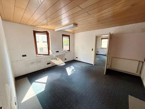 Hauptgebäude Gewerbe Büro 2 - 