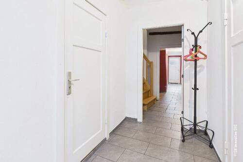 Flur - 7 Zimmer Mehrfamilienhaus, Wohnhaus zum Kaufen in Stade