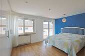 Helles Schlafzimmer mit Balkon - Reihenmittelhaus mit 125,00 m&sup2; in Ditzingen zur Miete