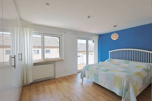 Helles Schlafzimmer mit Balkon - Reihenmittelhaus mit 125,00 m&sup2; in Ditzingen zur Miete