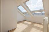 Helle Galerie mit Blick über die Dächer - 