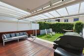 Hochwertige Terrasse mit uneinsehbarem Garten - 