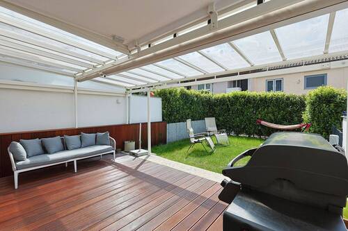 Hochwertige Terrasse mit uneinsehbarem Garten - 