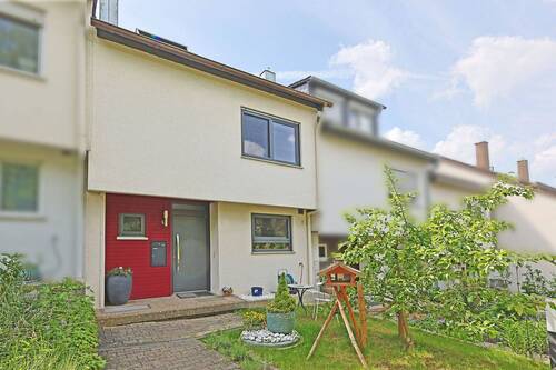 Hausansicht mit Vorgarten - 