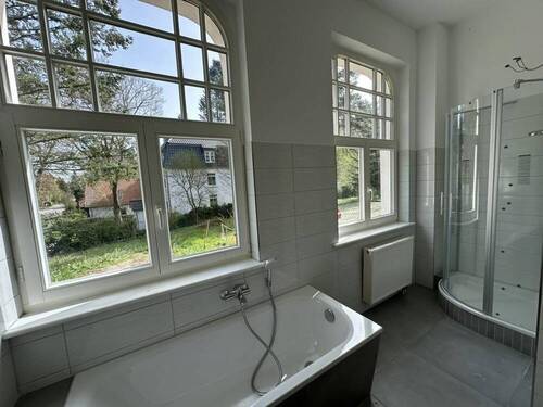9. Badezimmer mit Wanne & Dusche - 