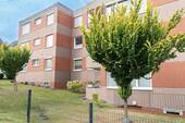 Vorderansicht - Verwandlungskünstler gesucht: Renovierungsprojekt mit Balkon und Garage