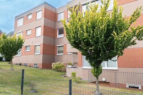 Vorderansicht - Verwandlungskünstler gesucht: Renovierungsprojekt mit Balkon und Garage