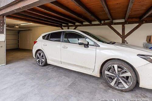 Carport hinter der Garage - 