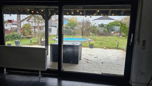 Blick auf Terrasse und Garten.jpg - 