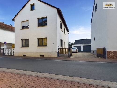Straßenseite - Vielseitiges Zweifamilienhaus in Karlstein mit Erweiterungsmöglichkeiten