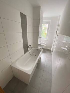modernes Bad mit Badewanne - 3 Zimmer Etagenwohnung zur Miete in Döbeln