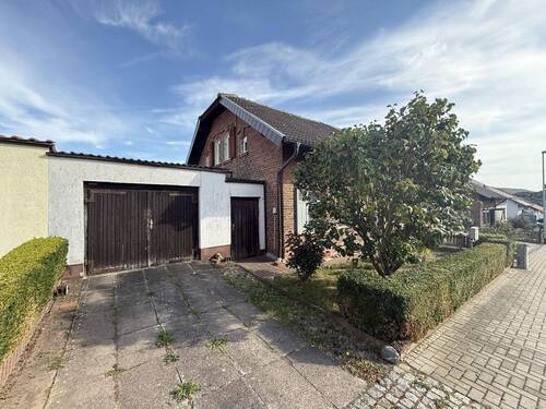 Garage mit Grundstückszugang - 6 Zimmer Doppelhaushälfte in Sondershausen