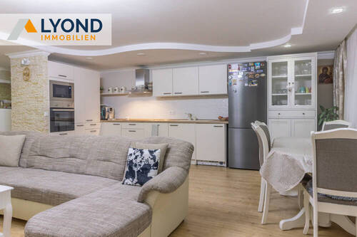 Wohn- und Essbereich mit Einbauküche - Helle 3-Zimmer-Wohnung mit Aufzug, Balkon und Top-Ausstattung - sofort bezugsbereit