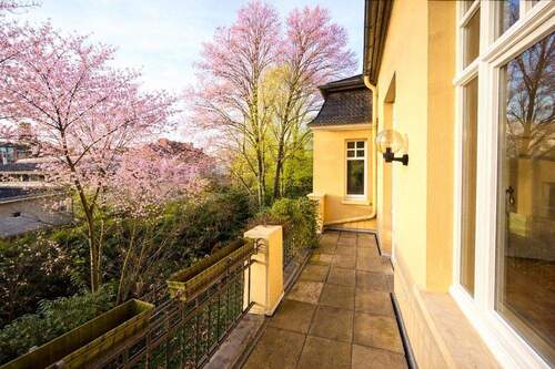 Rückwärtiger Balkon mit Grünblick - 
