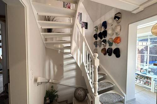 Treppe ins Obergeschoss - Einfamilienhaus mit 137,00 m&sup2; in Lübeck zum Kaufen